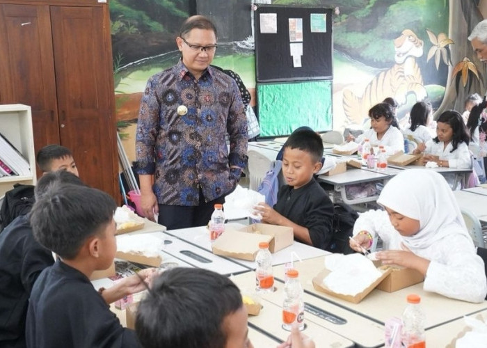 Safari Pembagian Makanan Bergizi Pemkot Berlanjut ke SDN 02 Beji