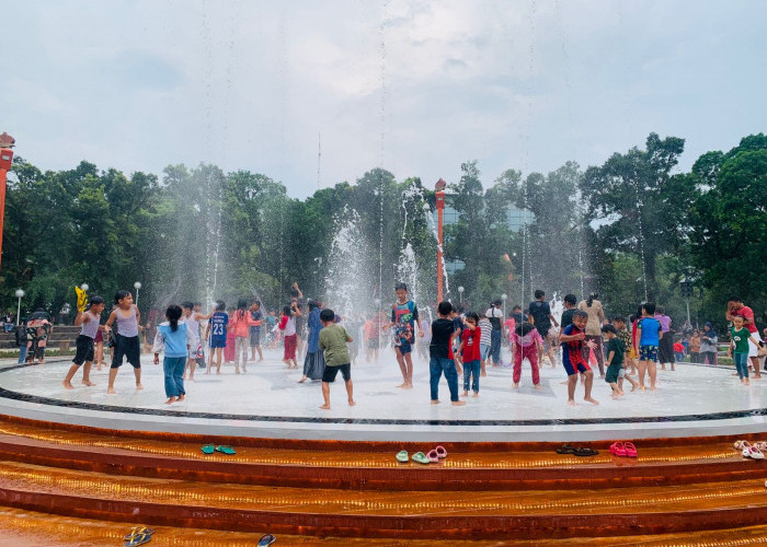 Akhir Pekan di Kota Malang, Alun-Alun Merdeka Jadi Pilihan Wisata Keluarga Usai Revitalisasi