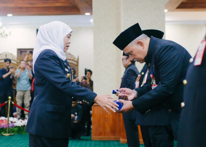 Khofifah Lantik Enam Pejabat Pemprov Jatim, Kadis ESDM Berganti dan Transformasi Digital Dipercepat
