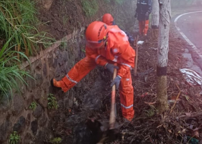 Antisipasi Banjir saat Hujan, BPBD Kota Batu Bersihkan Drainase Sumber Brantas