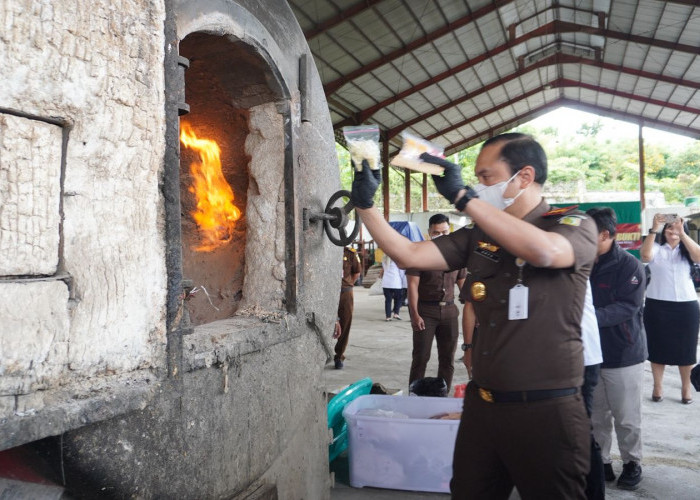 Wujudkan Kepastian Hukum, Kejari Batu Musnahkan Barang Bukti 28 Perkara di TPA Tlekung