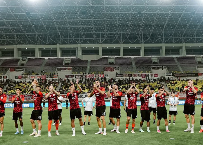 Kericuhan Persita vs Persija Jadi Alarm Keamanan Stadion, Sejumlah Suporter Turun ke Lapangan