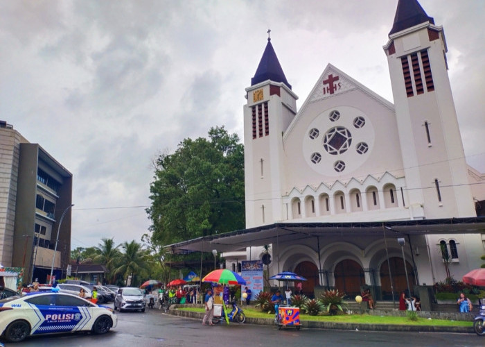 Kekhidmatan Perayaan Natal di Gereja Katedral Ijen Meski Dibalut Hujan