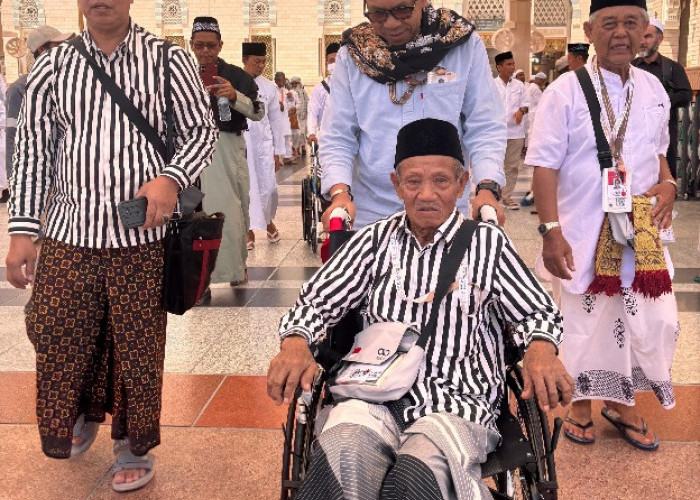 Wali Kota Batu Nurochma Turun Tangan Layani Jemaah Haji di Madinah
