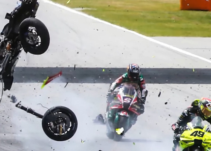 Kecelakaan Johann Zarco di MotoGP Bikin Merinding, Kaki Masuk ke Sela Roda Saat Crash