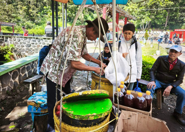 Kehangatan Tape Ketan Hitam di Tengah Dinginnya Pemandian Air Panas Cangar Kota Batu 