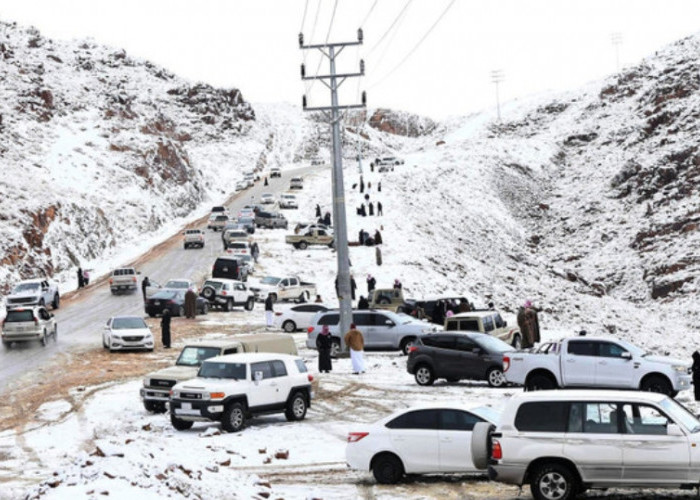 Wilayah Utara Arab Saudi yang Gersang Berubah Bersalju, Suhu Turun 4 Derajat
