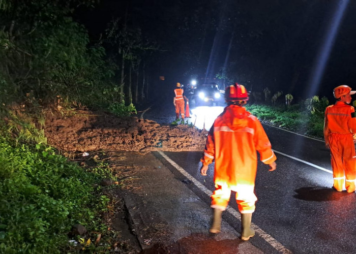 Hujan terus Menerus Akibatkan Tanah Longsor Jalur Batu-Kediri
