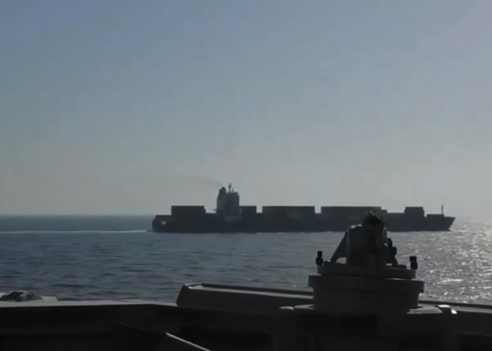 Kapal Perusak Angkatan Laut AS Tembaki dan Tahan Kapal Kargo Iran di Laut Arab