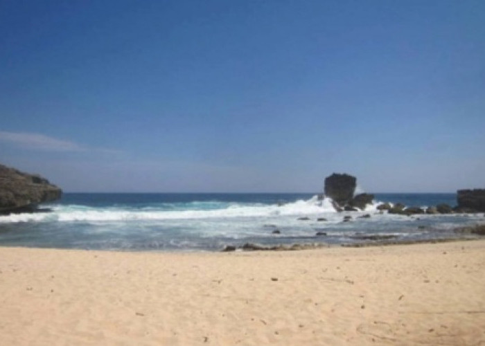 Pantai Watu Lepek Malang, Pesona Karang 'Gepeng' dan Surga Tersembunyi