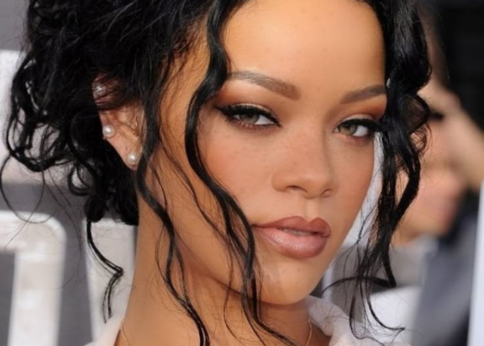 Rihanna Comeback, Bawa Lagu Baru Lewat Film Smurfs