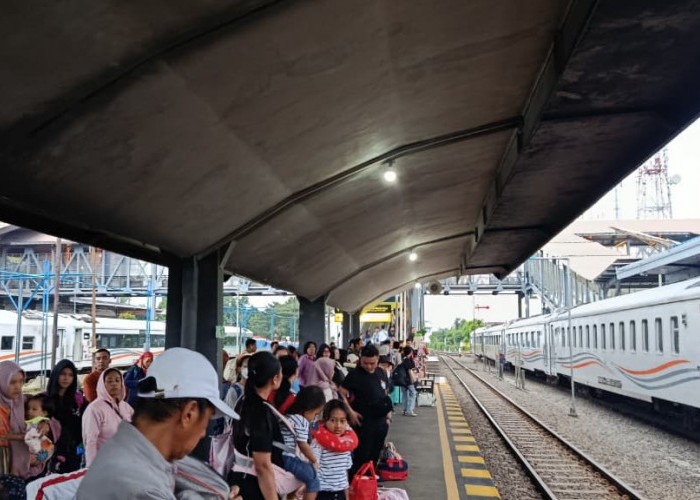 4.566 Penumpang Padati Stasiun Malang, Operasional KA Kembali Normal Jelang Long Weekend May Day