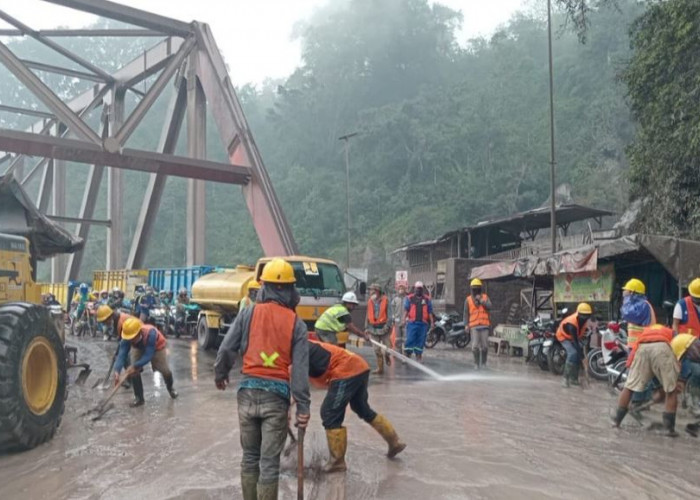 Kementerian PU Terjunkan Alat Berat Bersihkan Abu Vulkanik Semeru, Besok Pengerahan Skala Besar    