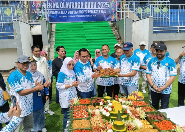 HUT PGRI Kota Batu, Bawa Puluhan Tumpeng ke Stadion Brantas, Dimakan Bersama