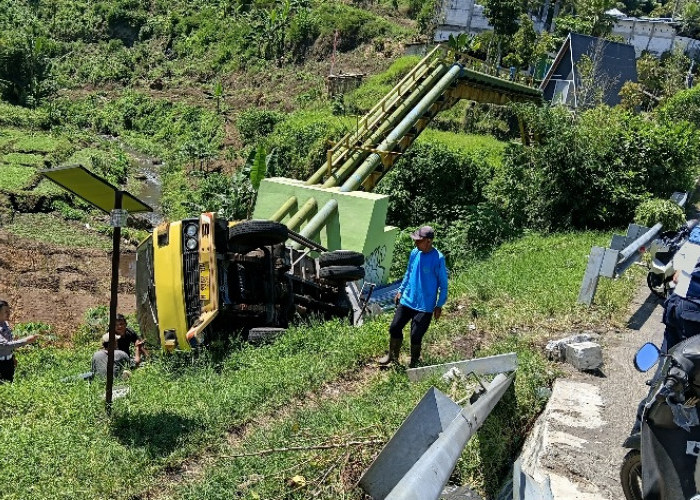 Truk Muatan Gavalum Terperosok di Jurang Susuh, Sopir Mengaku 'Nge-blank'
