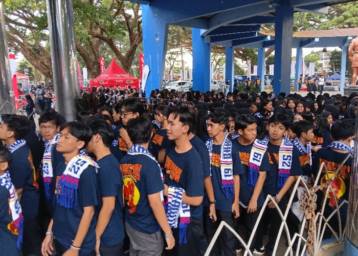 1.300 Suporter SMAN 3 Malang Bikin GOR Ken Arok Bergemuruh di Honda DBL