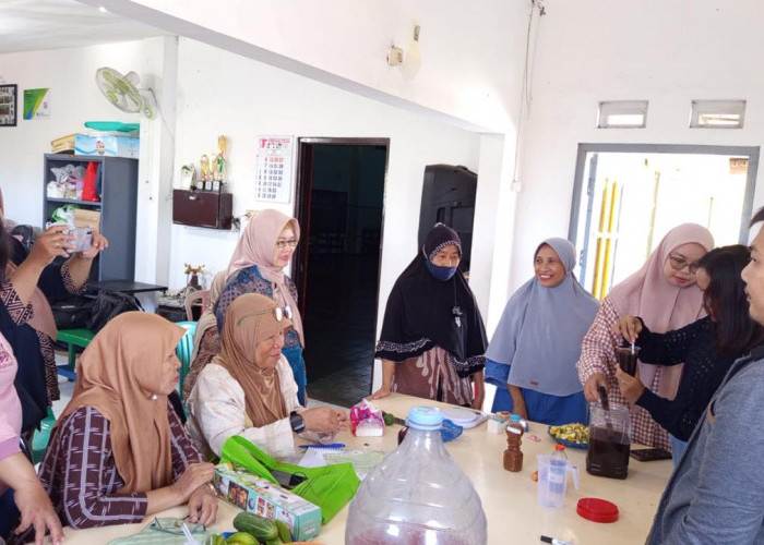 Ibu-Ibu KMP Anugerah Adiyatma Sukun Berlatih Olah Sampah Menjadi Ecoenzim dan Sabun Ramah Lingkungan 
