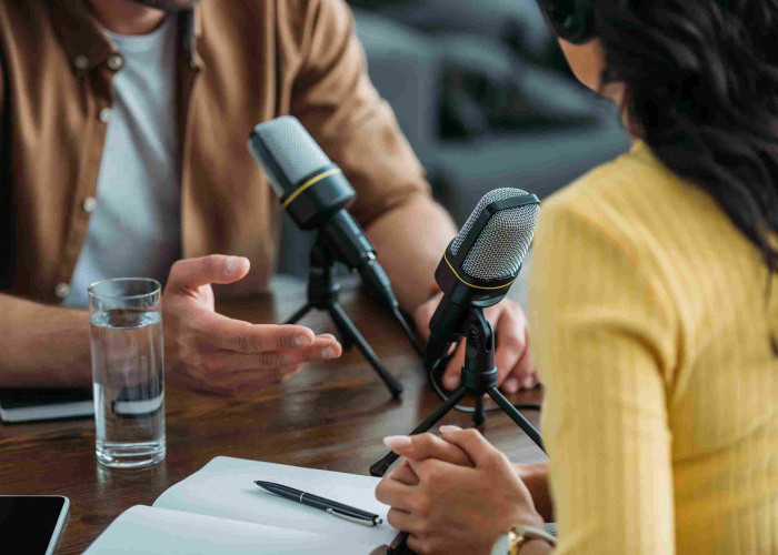 Santai Malam: 9 Podcaster Indonesia yang Bisa Jadi Tontonan Audio Favorit