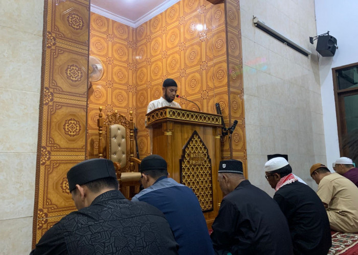 Tarawih Malam ke-8, Ceramah di Masjid Al Firdaus Tekankan Keikhlasan Beribadah