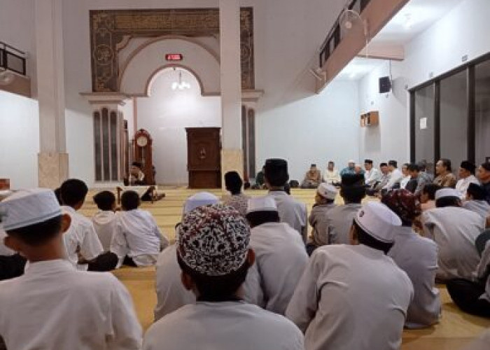 Masjid Al Farabi UWG Malang Peringati Nuzulul Quran 1446 H dengan Santunan Anak Yatim dan Tausiah Keislaman