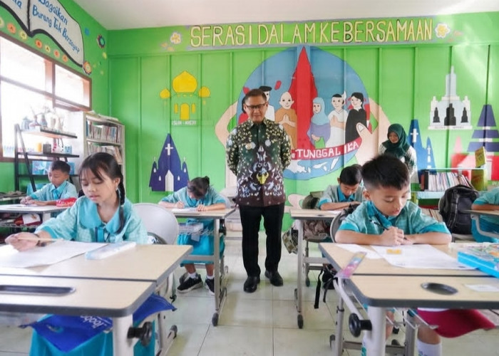 Bagi-bagi Susu Lagi, Pj Wali Kota Baru Juga Motivasi Siswa yang Sedang Ujian