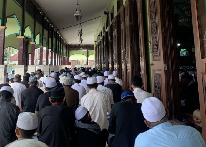 Tradisi Maleman di Malang Dimulai Malam 17 Ramadan Hari Ini, Jemaah Masjid Jami’ Mengular hingga Alun-Alun