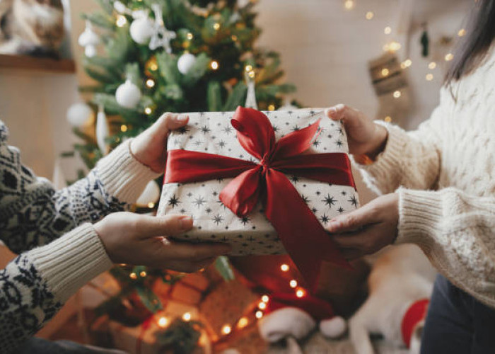 Rayakan Natal dengan Berbagi: 9 Ide Kado Natal untuk Teman