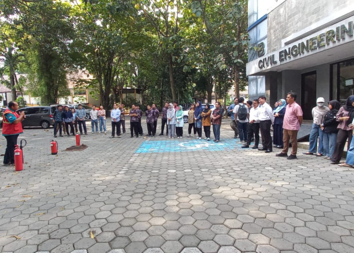 Teknik Sipil FT UB Perkuat Budaya Keselamatan Lewat Simulasi APAR dan Cek Alarm Kebakaran