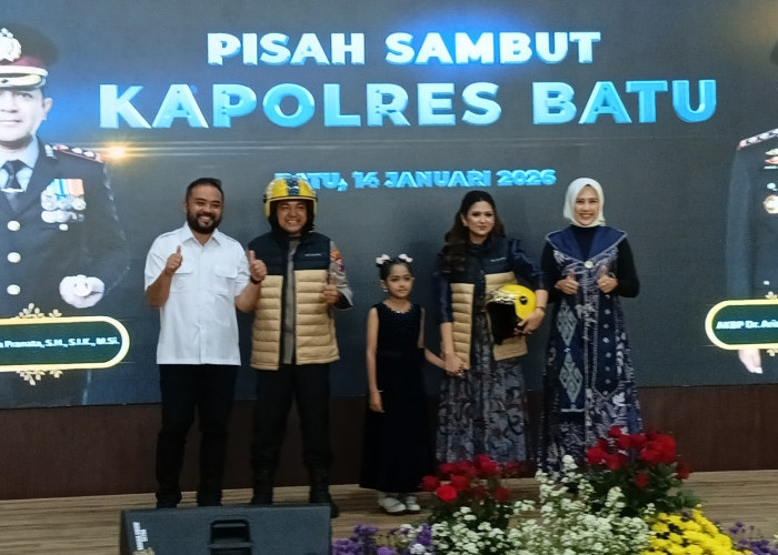 Wali Kota Batu Dan Wakil Hadiahi Jaket dan Helm Riders Pada AKBP Andi Yuda Pranata