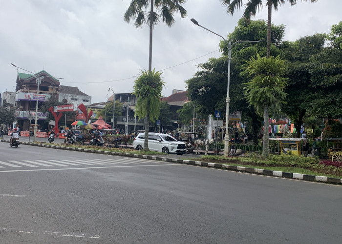 Tak Seramai Malam Hari, Kawasan Alun-alun Kota Batu Terpantau Kondusif pada Minggu Siang