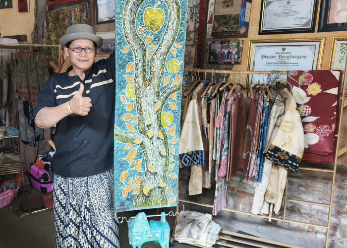 Seniman Batu Ubah Batik Jadi Kritik Lingkungan, Ada Pohon Apel yang Berguguran