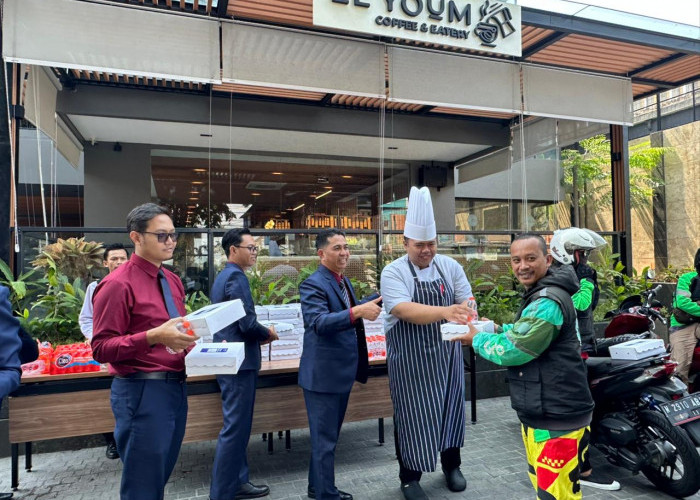Aston Malang Hotel Bagikan 120 Nasi Kotak untuk Ojol dan Warga Sekitar di Momen Hardiknas