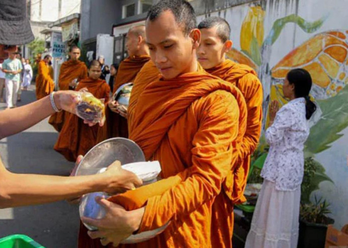 Pindapata Jelang Waisak, Ratusan Warga Ikut Sambut Biksu yang Bawa Pata