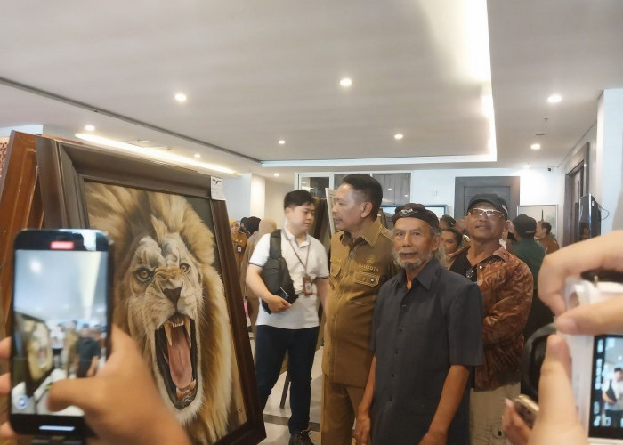 Pelukis Malang Raya Gelar Pameran Lukisan “Lintas Jalur Langit”