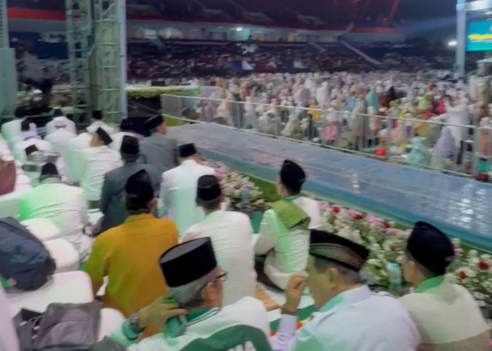 KH Abdul Matin Djawahir Pimpin Salat Malam Mujahadah Kubro 1 Abad NU di Stadion Gajayana