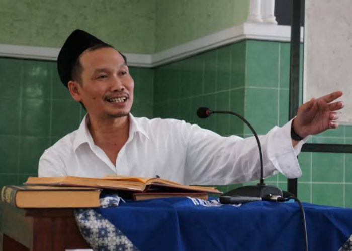 Bukan dengan Harta, Gus Baha Ungkap Rahasia Bagaimana Allah Menaikkan Derajat Seseorang