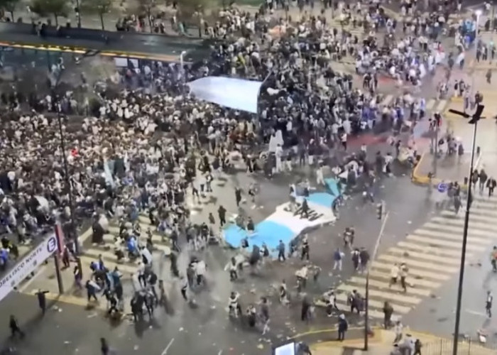 Kalah di Final Piala Dunia 2026, Suporter Argentina Mengamuk di Obelisco Buenos Aires