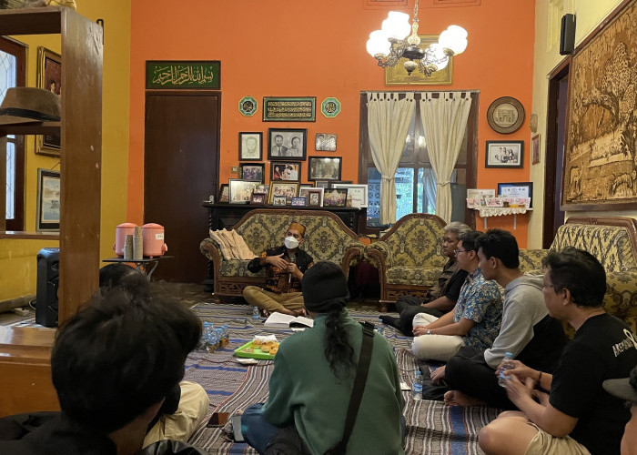 Diskusi Santuy di Rumah Budaya Ratna, Bahas Konsep Buku Spektrum Kota Malang #3 untuk Mahasiswa Pendatang