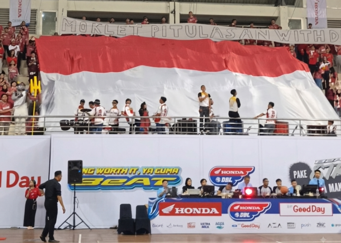 Semarak HUT ke-81 RI di DBL Malang, Suporter SMK Telkom Bentangkan Bendera Raksasa
