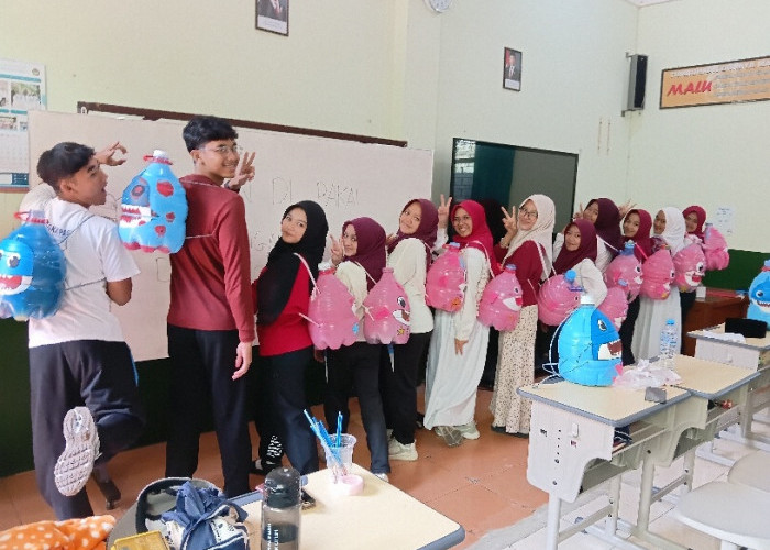 HUT RI ke-81 MAN Kota Batu Meriah, Siswa Bawa Sangkar Burung hingga Galon sebagai Tas