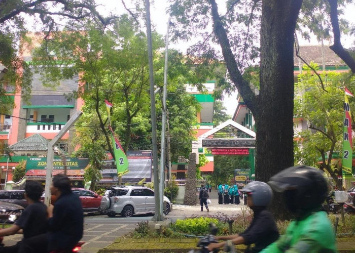 Ada Tes Masuk di MAN 2 Kota Malang, Diimbau Tidak Parkir di Area Depan Sekolah, Diabaikan, Jadinya Macet