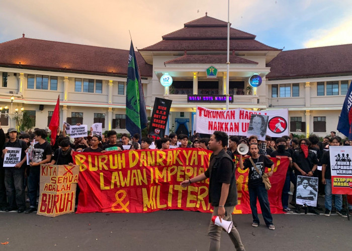 May Day Malang Diwarnai Aksi Massa, 14 Tuntutan Buruh Menggema di Balai Kota