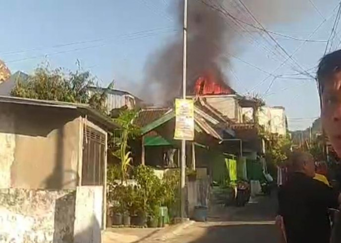 Diduga Korsleting Listrik, Dua Rumah di Kota Batu Hangus Terbakar: Kerugian Mencapai Rp700 Juta
