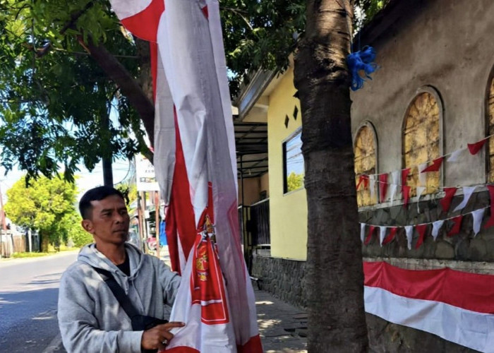 11 Tahun Jualan Bendera Merah Putih di Kota Batu, Pedagang Asal Garut Ungkap Alasan Betah
