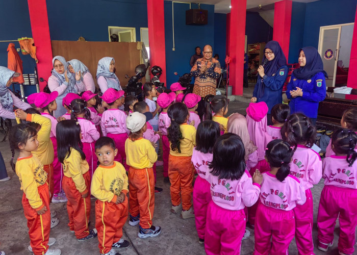 Ketika Puluhan 'Bocil' dari TK PGRI Belajar ke Dinas Damkar Kota Batu 