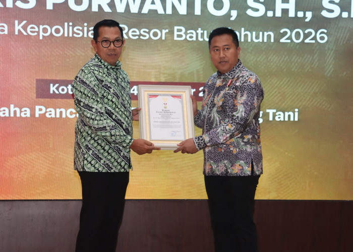 Kapolres Batu Berganti, Aris Purwanto Terima Lencana Hakaryo Guno Mamayu Bawono