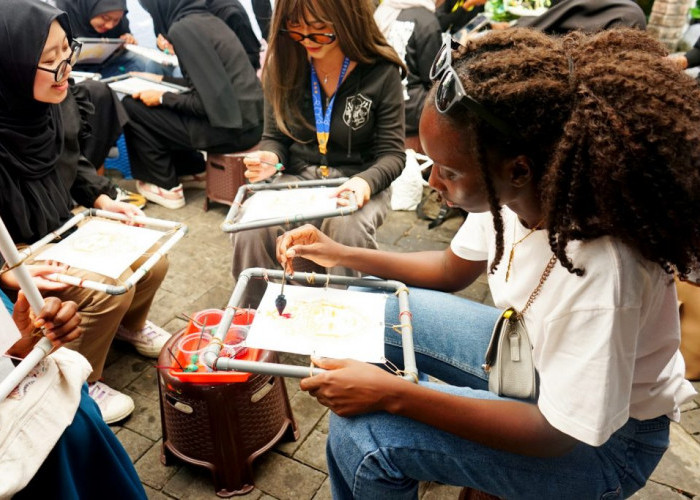 UM Ajak Puluhan Mahasiswa Asing Belajar Membatik lewat Program Batik, Books & Beyond