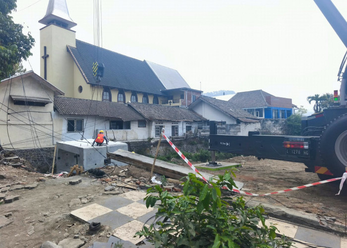 Kabel Udara di Simpang Patih Kota Batu Dibabat, Jaringan 11 Provider Dialihkan ke Bawah Tanah