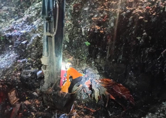 Gunung Sampah TPA Bantargebang Longsor Timbun Truk Sampah dan Warung, 3 Orang Tewas