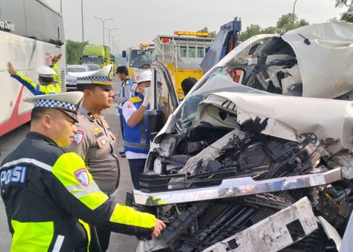 Hiace Rombongan Wisata Jakarta-Malang Seruduk Dump Truck di Tol, 2 Meninggal dunia, 9 Luka-Luka